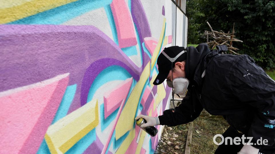 Der Weidener Graffiti-Künstler Tesar beim Sprayen. Archivbild: ubb