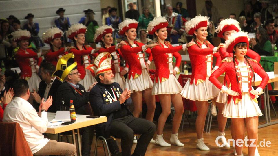 Beifall für die Prinzengarde der "Rummelfelser" aus Fischbach. Bild: Hirsch