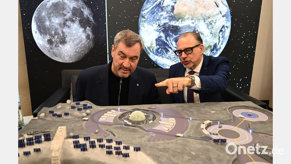 Ministerpräsident Markus Söder und ESA-Generaldirektor Josef Aschbacher lassen sich zeigen, wie eine Mondlandestation aussehen könnte. Bild: Felix Hörhager/dpa