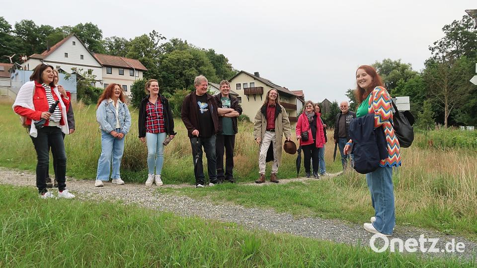 Viele Hintergründe erfuhren die Teilnehmer bei einer Drehort-Tour durch Friedenfels zur Filmkomödie „Hundslinger Hochzeit“ von Hauptdarstellerin Christina Baumer (rechts). Bild: bsc