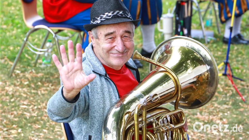 Josef Rötzer spielte mit seinen 78 Jahren die Tuba. Bild: Jochen Neumann