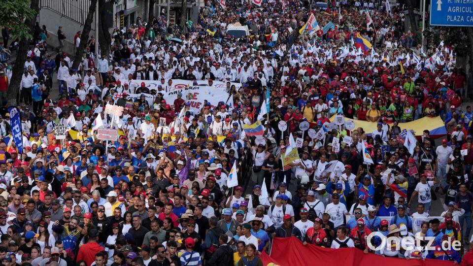 Unterstützer der Regierung fordern die Freilassung des ehemaligen Präsidenten Maduro und seiner Frau Flores. Bild: Ariana Cubillos/AP/dpa