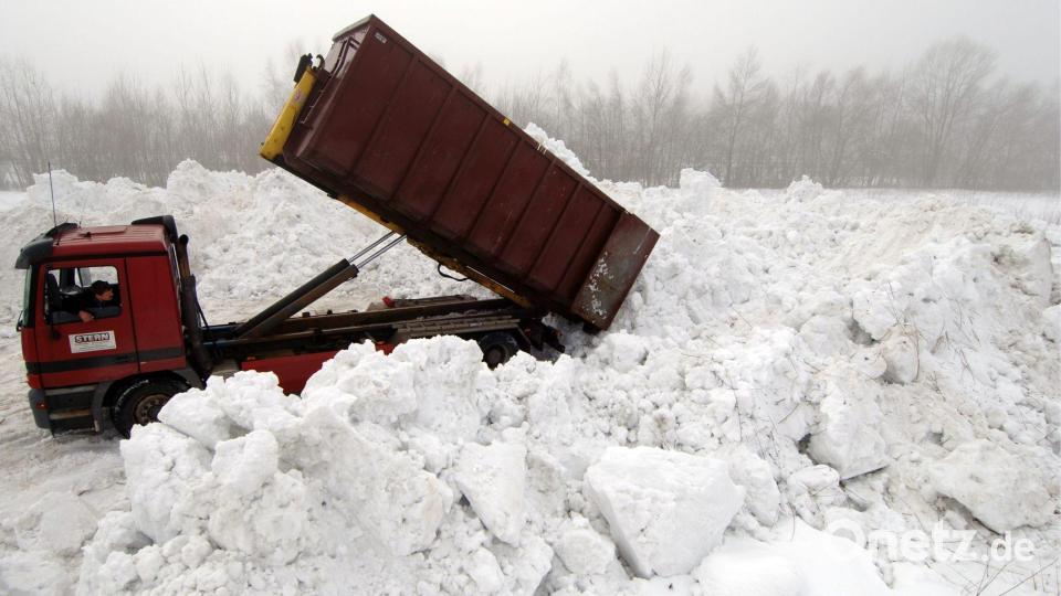 Laster fuhren die Schneemassen aus den Orten. (Archivbild) Bild: Armin Weigel/dpa