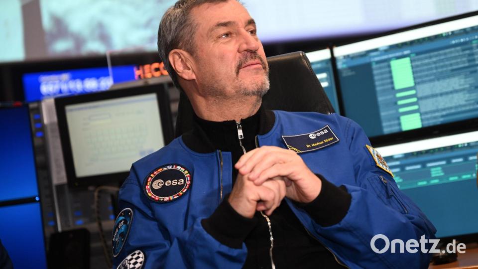 Trägt gerne Astronauten-Jacke, will aber selber nicht zum Mond fliegen: Bayerns Ministerpräsident Markus Söder. Bild: Felix Hörhager/dpa