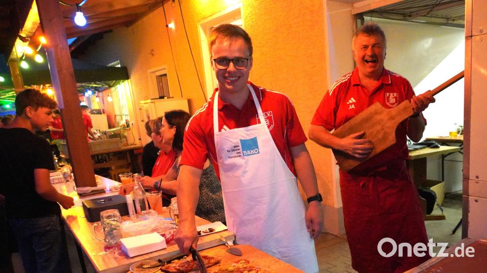 Pizzabäcker „Giuseppe“ Josef Arnold (rechts) sorgt bei der italienischen Nacht des FSV Waldthurn auch für die entsprechenden italienischen Melodien. Bild: fvo