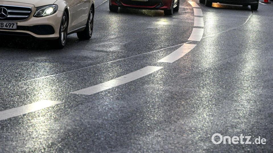 Autofahrer müssen sich auf glatte Straßen einstellen. Bild: Jens Kalaene/dpa