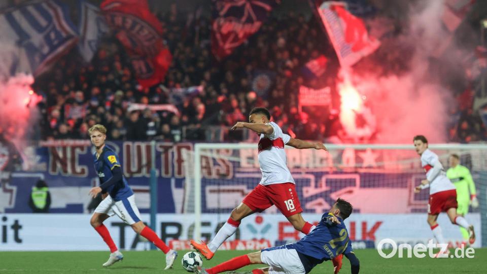 Stuttgarts Jamie Leweling und Kiels Jonas Meffert kämpfen um den Ball. Bild: Christian Charisius/dpa