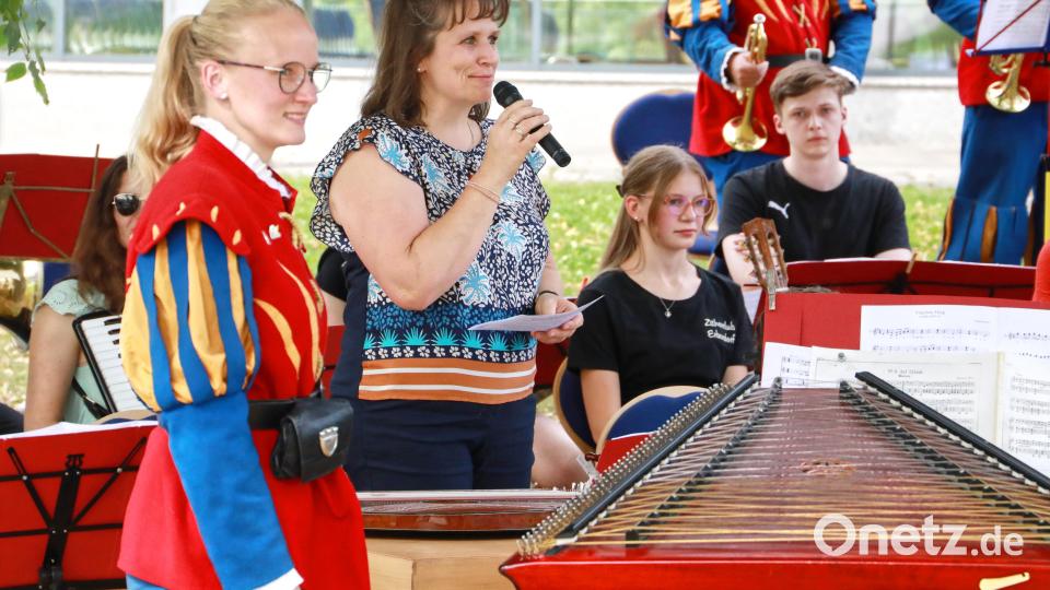 Die Begrüßung der Gäste übernahmen Zitherclub-Vorsitzende Heidi Banzer (rechts) und vom Spielmannszug Stabführerin Julia Busch (links) Bild: Jochen Neumann