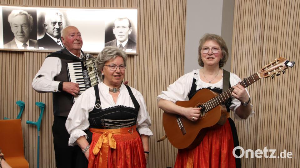 Die "Geschwister Winterer", hier mit Anton Reiger (Akkordeon), bedankten sich für die Ehrung durch den Markt mit zwei Musikstücken. Bild: Thomas Dobler