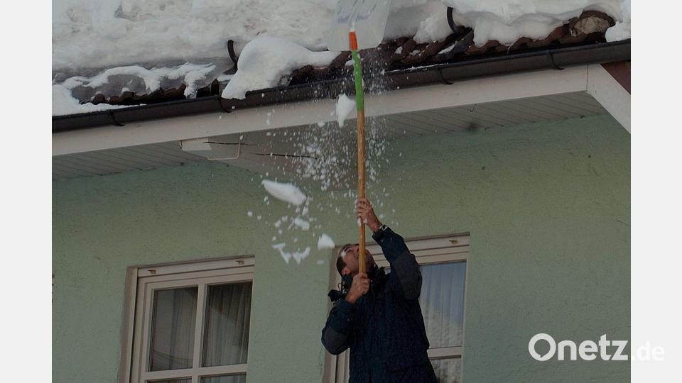Bei fast allen Häusern musste irgendwie der Schnee vom Dach entfernt werden. (Archivbild) Bild: Armin Weigel/dpa