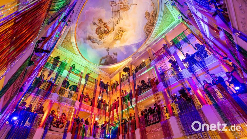 Narren stehen im Foyer des Hotel Colosseo über die Etagen verteilt. Die "Goldene Narrenschelle" wird jährlich von der Vereinigung Schwäbisch-Alemannischer Narrenzünfte (VSAN) verliehen. Bild: Philipp von Ditfurth/dpa