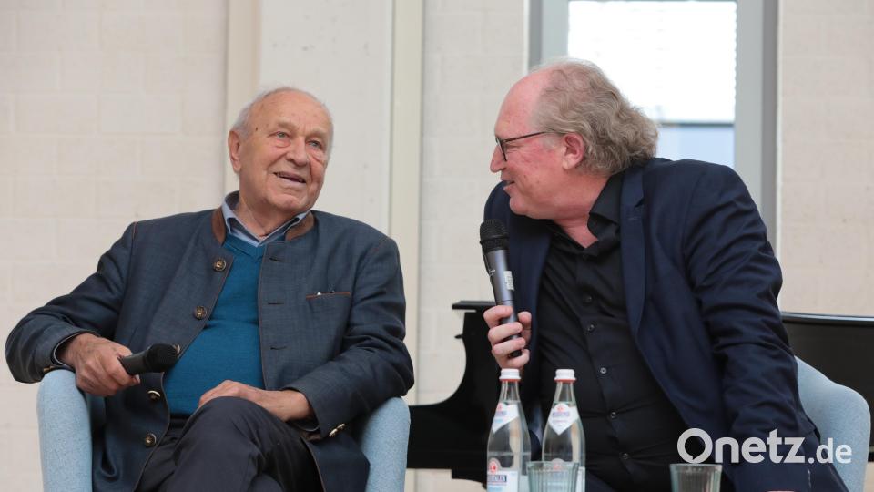 Über sein Leben spricht (von links) Hans Schuierer mit dem Sega-Vorsitzenden Armin Rüger. Bild: Wolfgang Steinbacher