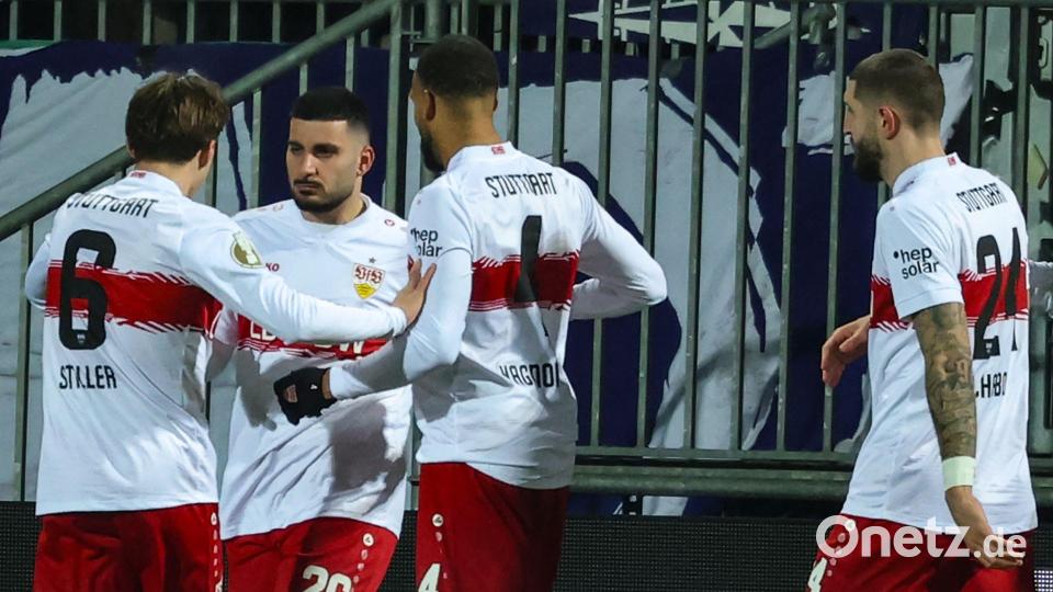 Stuttgarts Deniz Undav (M) feiert mit den Teamkollegen Angelo Stiller (l) und Josha Vagnoman nach seinem Tor zum 1:0 in Kiel. Bild: Christian Charisius/dpa