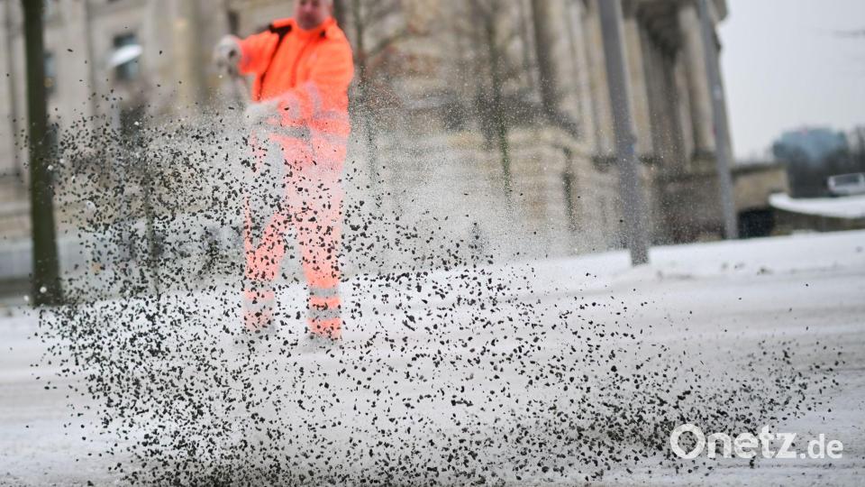 Die Berliner Stadtreinigung (BSR) hat mit dem Winterdienst alle Hände voll zu tun. Bild: Sebastian Christoph Gollnow/dpa