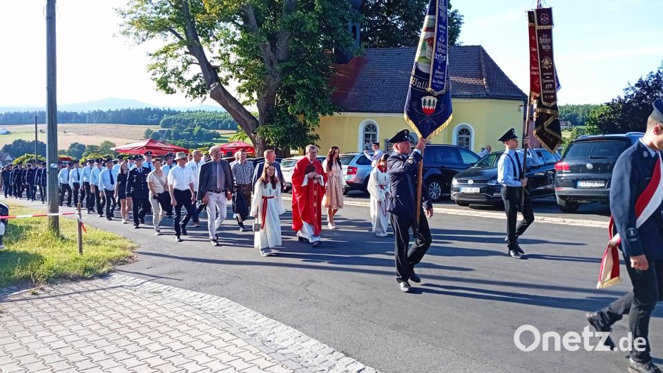 Die Feuerwehr Hohenhard feierte 125-jähriges Bestehen, am Festsamstag formierte sich ein imposanter Kirchenzug. Bild: fpoz