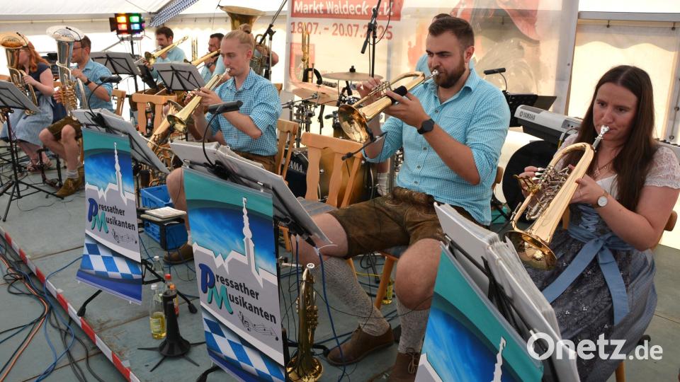 Die Pressather Musikanten begeisterten im Festzelt beim Stimmungsabend. Bild: jr