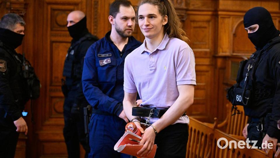 Ein Gericht in Budapest verurteilte die deutsche non-binäre Person Maja T. (2.v.r.) zu acht Jahren Gefängnis. Bild: Denes Erdos/AP/dpa