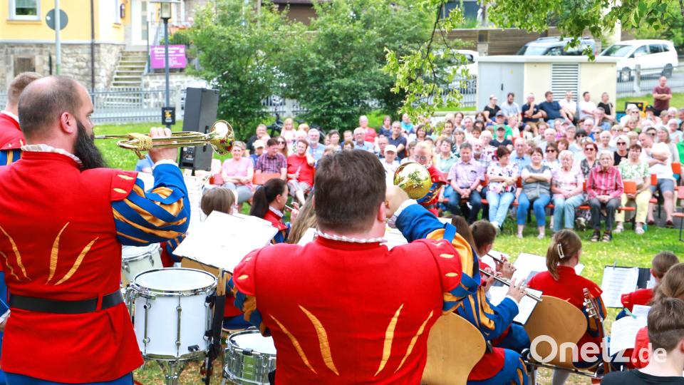 Mit Fanfarenklängen eröffnete der Spielmannszug die Sommerserenade. Bild: Jochen Neumann