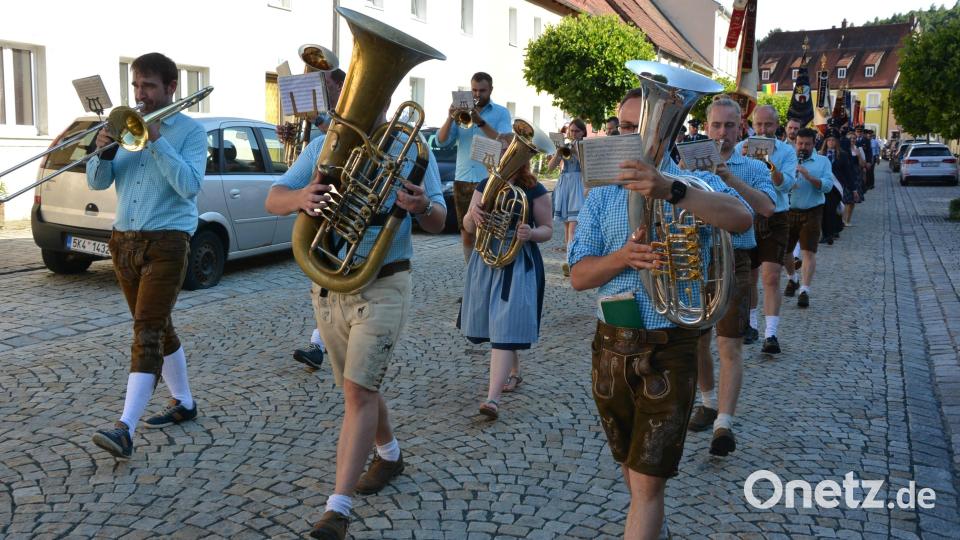 Die Pressather Musikanten bliesen den Vereinen den Marsch. Bild: jr