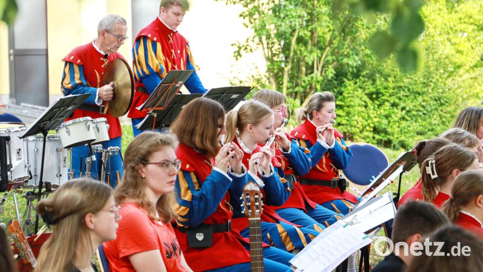 Beim Schlagwerk und den Flöten des Spielmannszuges waren auch drei Nachwuchsmusiker dabei. Bild: Jochen Neumann