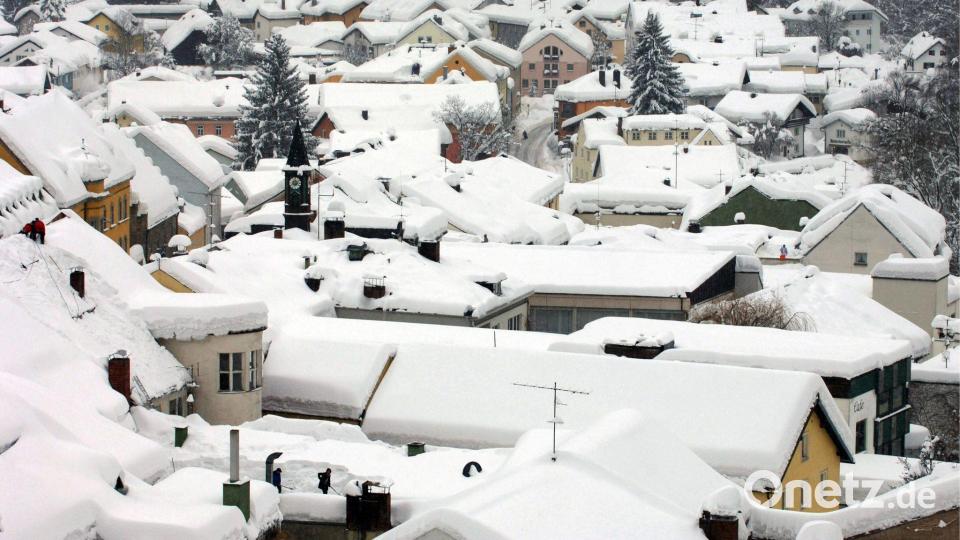 Die Orte im Bayerischen Wald waren tief eingeschneit. (Archivbild) Bild: Armin Weigel/dpa