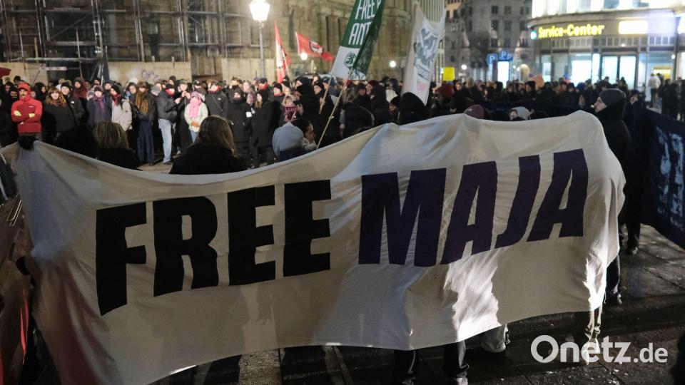 Demonstration in Leipzig gegen das Urteil im Fall Maja T. Auch in Berlin gingen mehrere hundert Menschen auf die Straße. Bild: Sebastian Willnow/dpa