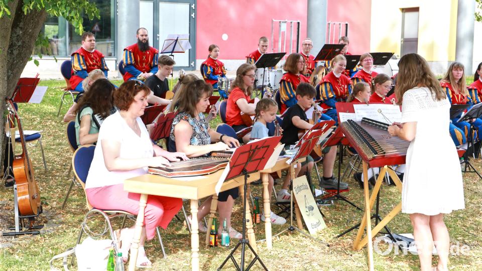 Der Zitherclub mit der musikalischen Leiterin Veronika Hille am Hackbrett (rechts). Bild: Jochen Neumann