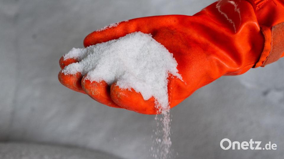 In Berlin ist der Einsatz von Streusalz auf Straßen erlaubt, nicht jedoch auf Gehwegen. Bild: Christophe Gateau/dpa