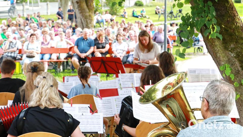 Gut 270 Zuhörer lauschten im Stadtpark den Klängen von Spielmannszug und Zitherclub. Bild: Jochen Neumann