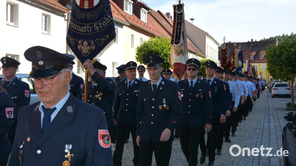 Zwanzig Vereine marschierten beim Festzug am Samstagabend mit und erwiesen den Waldeckern die Ehre. Bild: jr