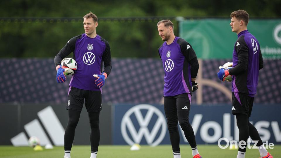 Oliver Baumann (m) ist die aktuelle Nummer 1 im DFB-Tor. (Archivbild) Bild: Christian Charisius/dpa