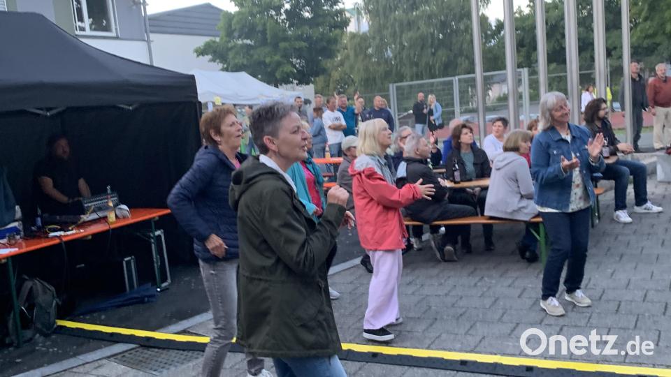 Einige Besucher wagen sich auch auf die Tanzfläche. Bild: adj