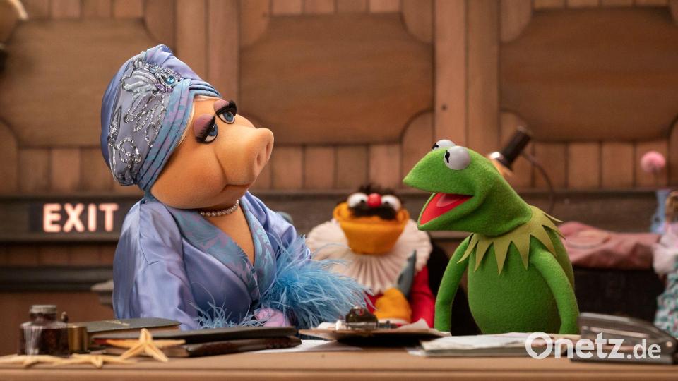 Miss Piggy (l-r), Lew Zealand und Kermit feiern sich selbst in einem Special zum 50. Jubiläum der Originalserie auf Disney+. Bild: Mitch Haaseth/Disney/dpa