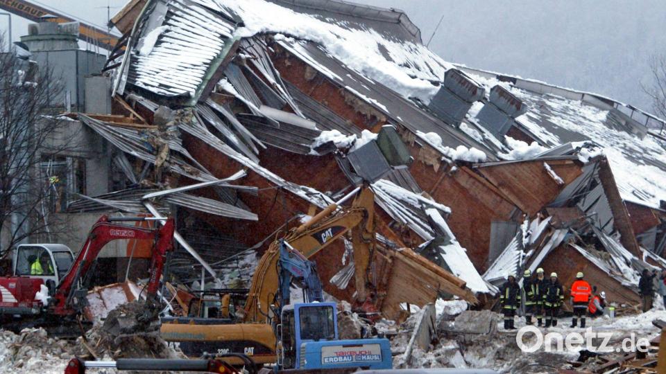 Mit Baggern trugen die Rettungskräfte die Trümmer der eingestürzten Eishalle in Bad Reichenhall ab. (Archivbild) Bild: picture alliance / dpa