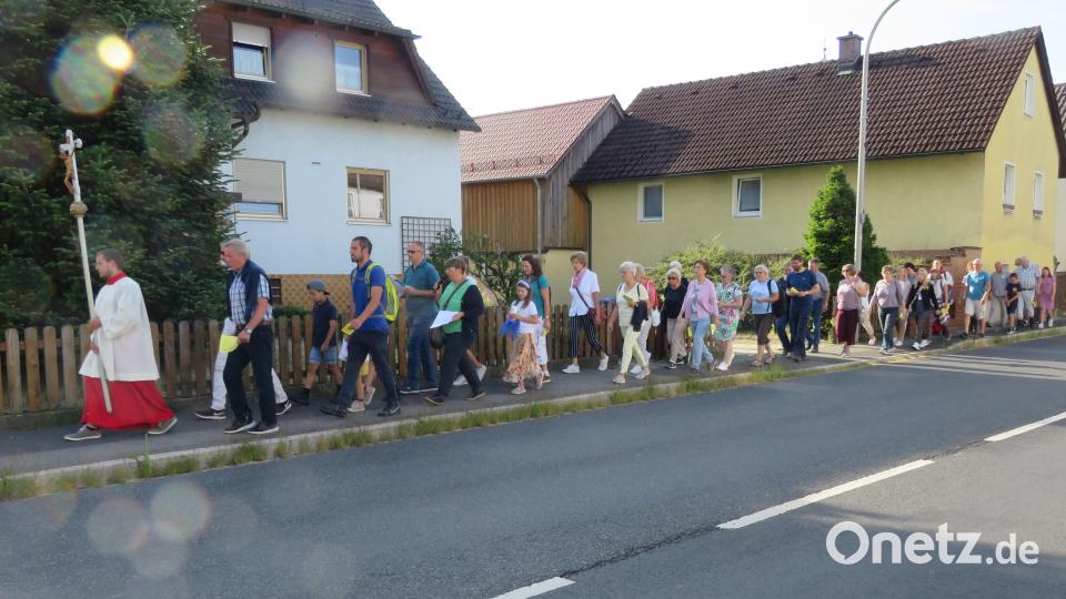 Jedes Jahr ziehen die Gläubigen der Pfarrei Altenstadt zu Mutter-Anna-Kirche in Mühlberg. Archivbild: adj