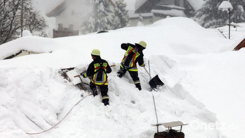 Feuerwehrmänner schaufelten Schnee von den Dächern. (Archivbild) Bild: Armin Weigel/dpa