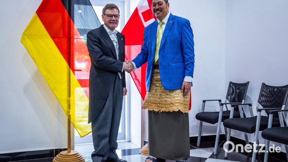 Außenminister Johann Wadephul und Außenminister Tupouto'a Ulukalala geben sich die Hand. Bild: Jens Büttner/dpa