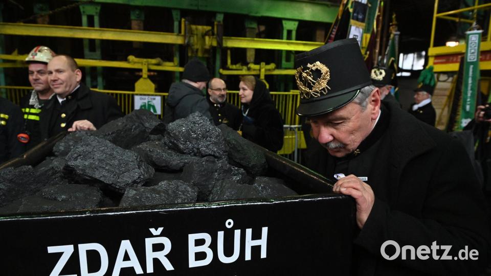 Bergleute bringen die symbolische letzte Lore an die Oberfläche. Bild: Ožana Jaroslav/CTK/dpa