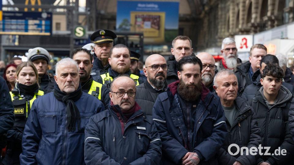 Entsetzt sind Kollegen, Polizisten und Reisende vom Tod eines Zugbegleiters nach einem Angriff. Bild: Boris Roessler/dpa