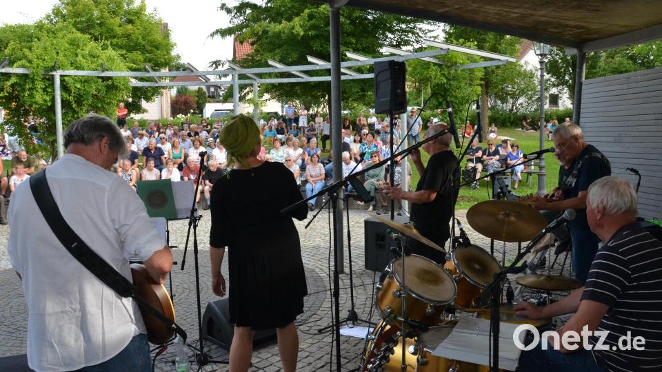 Besonders Sängerin Steffi Glemnitz, die von Jeschke als Überraschungsgast angekündigt wurde, sorgte für Gänsehautmomente. Janis Joplin, die Ikone aus den 60er Jahren, hätte ihre helle Freude gehabt. Bild: dob