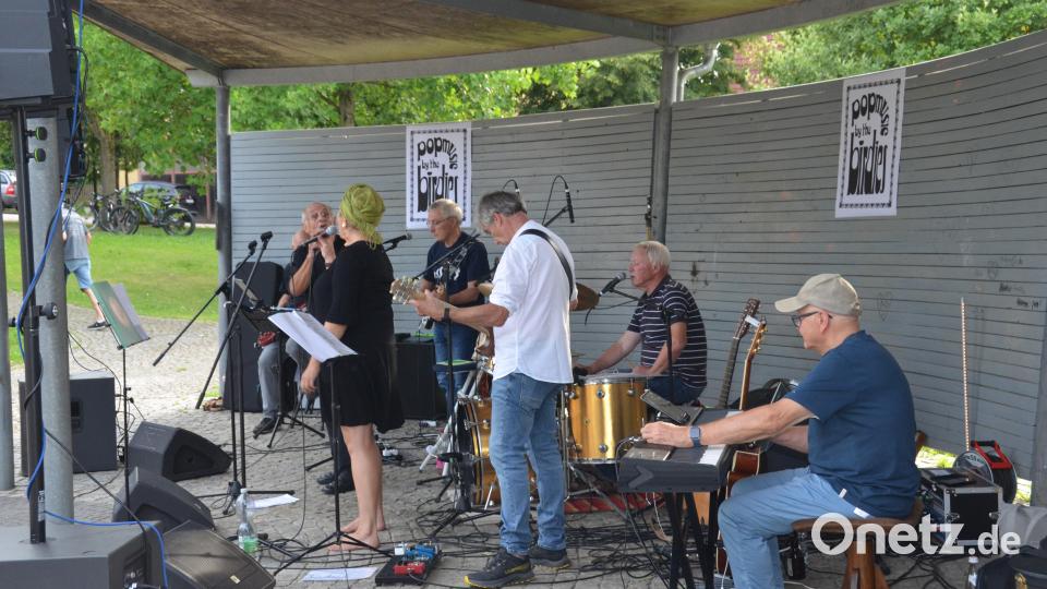 Besonders die barfüßige Sängerin Steffi Glemnitz, die von Jeschke als Überraschungsgast angekündigt wurde, sorgte für Gänsehautmomente. Janis Joplin, die Ikone aus den 60er Jahren, hätte ihre helle Freude gehabt. Bild: dob