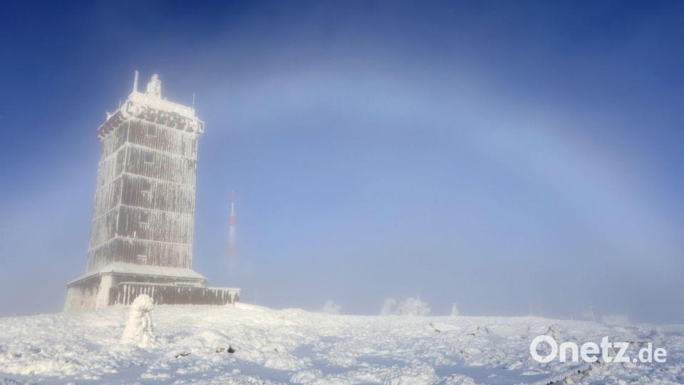 Ein Nebelbogen bildet sich hinter der Wetterwarte auf dem Brocken. Bild: Matthias Bein/dpa