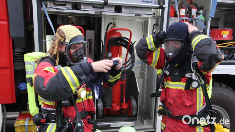 Mit nicht weniger als vier Atemschutztrupps , ausgerüstet mit schweren Atemschutzgerät, wurden für die Bergung von "Hotelgästen" bei dieser Übung eingesetzt. Bild: kro