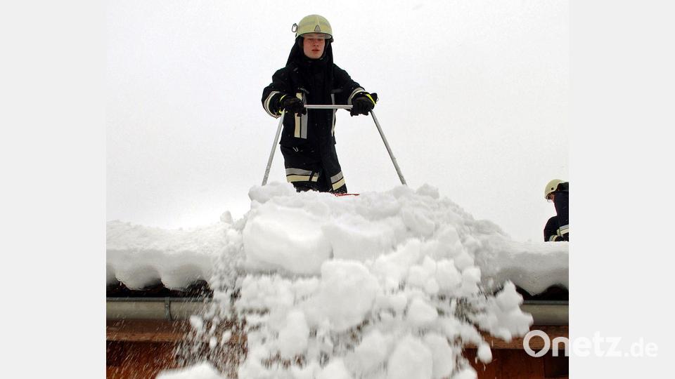 Die Feuerwehr befreite auch das Dach dieses Kindergartens von Schneelast. (Archivbild) Bild: Armin Weigel/dpa