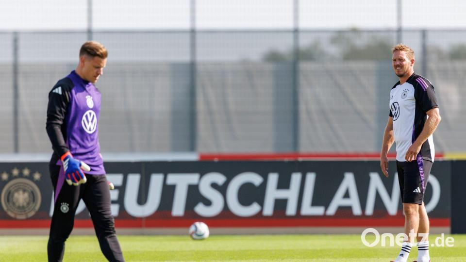 Wen stellt Bundestrainer Nagelsmann (r) ins WM-Tor? (Archivbild) Bild: Daniel Karmann/dpa
