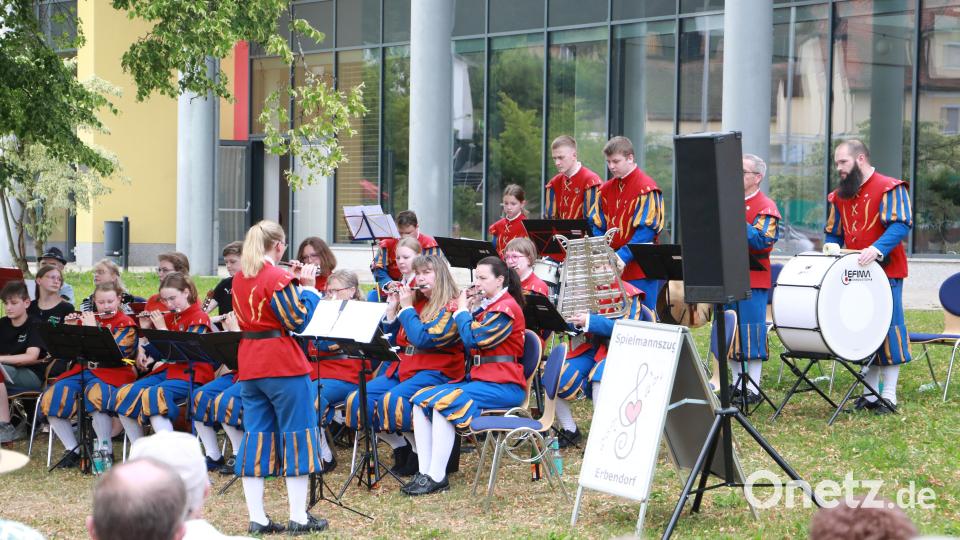 Der Spielmannszug der Freiwilligen Feuerwehr Erbendorf unter der Leitung von Julia Busch. Bild: Jochen Neumann