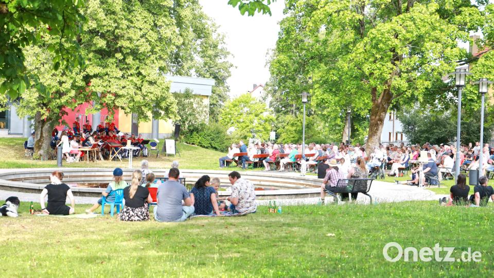 Sommer pur - viele Zuhörer ließen sich auf dem Rasen am Brunnen nieder und lauschten den Klängen. Bild: Jochen Neumann