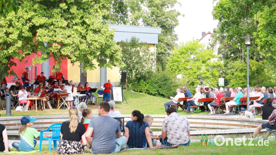 Sommer pur - viele Zuhörer ließen sich auf dem Rasen am Brunnen nieder und lauschten den Klängen. Bild: Jochen Neumann
