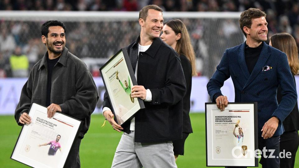Manuel Neuer (m) verabschiedete sich schon aus dem DFB-Team. Gibt es eine überraschende Rückkehr? (Archivbild) Bild: Sven Hoppe/dpa