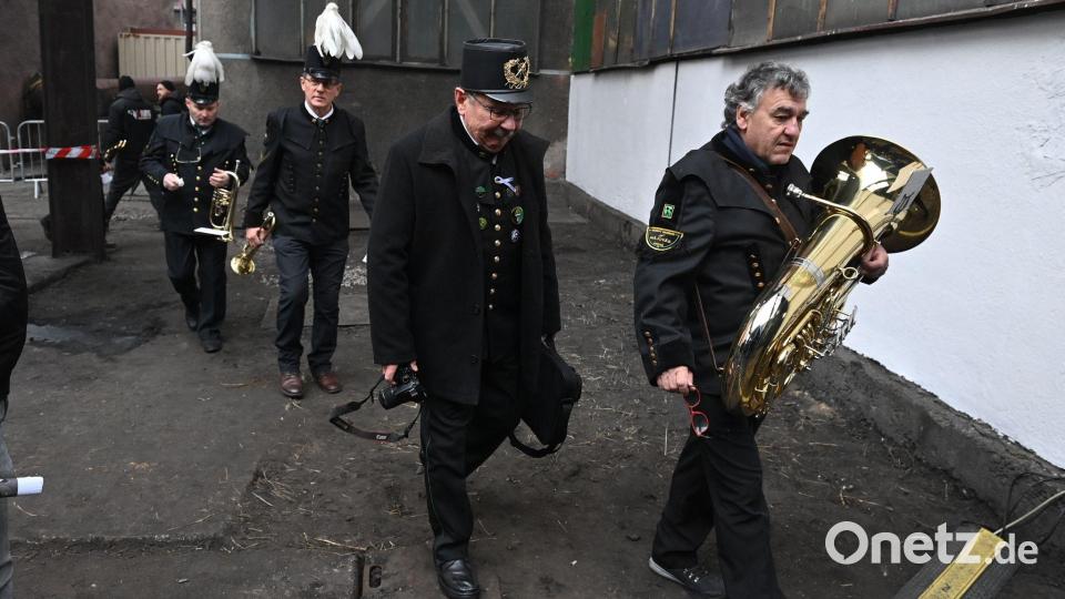 Mitglieder einer Bergmannskapelle begleiteten mit ihren Instrumenten die Zeremonie zum Abschied vom Steinkohleabbau im Bergwerk CSM in Stonava. Bild: Ožana Jaroslav/CTK/dpa